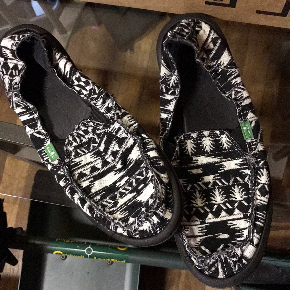 Black and white Aztec sanuks